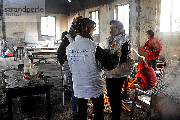 Reportage über Freiwillige der französischen Wohltätigkeitsorganisation Gynäkologen ohne Grenzen   die in Flüchtlingslagern in der Nähe von Calais in Nordfrankreich arbeiten. Hebammen.