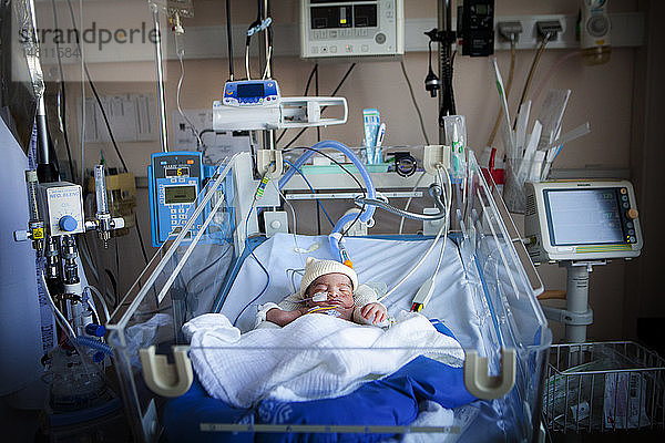 Reportage in der Neonatologie der Stufe 2 in einem Krankenhaus in Haute-Savoie  Frankreich. Ein Neugeborenes mit Herzrhythmusstörungen wird überwacht.