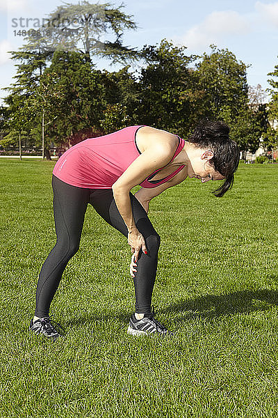 Jogger leidet unter Wadenschmerzen.