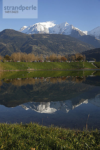 Französische Alpen. Der Passy-See. Das Mont-Blanc-Massiv.