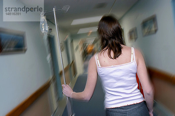 Ein junger Patient im Krankenhaus.