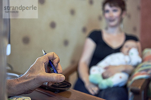 Reportage über eine Hebamme in Lyon  Frankreich. Konsultation mit einem 3 Monate alten Baby.