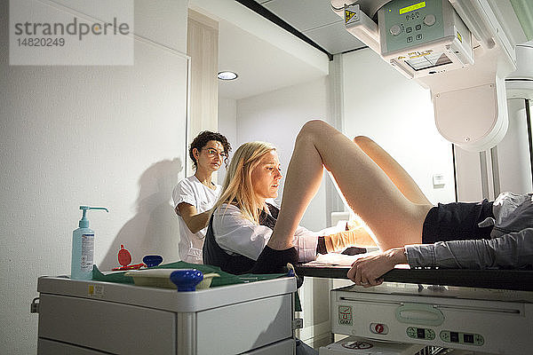 Reportage in einem radiologischen Zentrum in Haute-Savoie  Frankreich. Ein Radiologe und ein Techniker führen eine Historiographie durch. Injektion des Kontrastmittels.