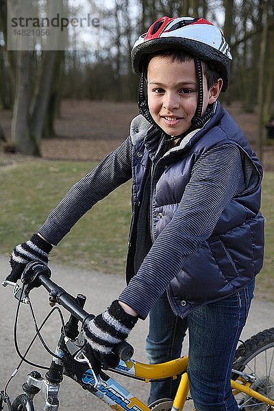 9-jähriger Junge auf einem Fahrrad.