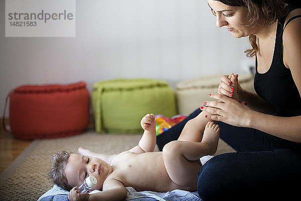 Reportage über einen Babymassagekurs mit einem zertifizierten Masseur. Eine junge Mutter lernt  wie sie ihren einjährigen Sohn massieren kann.