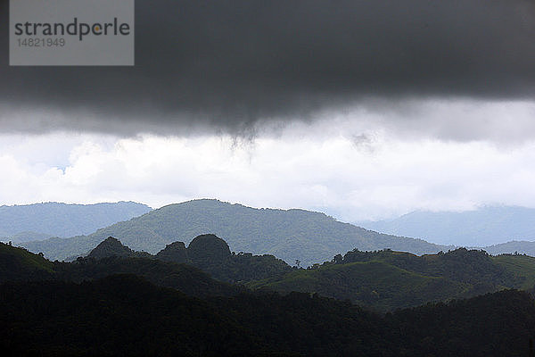 Provinz Vientiane. Regenzeit. Gebirge und schwarze Wolken.