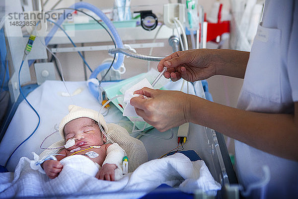 Reportage aus der Neonatologie der Stufe 2 in einem Krankenhaus in Haute-Savoie  Frankreich. Ein Neugeborenes mit Herzrhythmusstörungen wird überwacht. Eine Krankenschwester spritzt Vitamine.