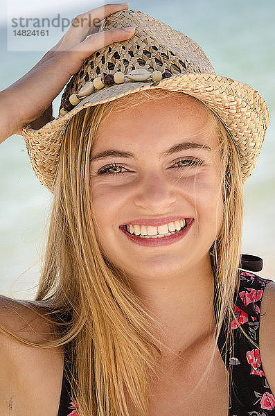 Porträt einer jungen Frau am Strand.