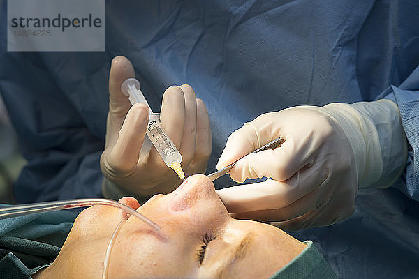 Reportage in der Mozart-Klinik für plastische Chirurgie in Nizza  Frankreich. Rhinoplastik: Infiltration der Nasenschleimhaut.