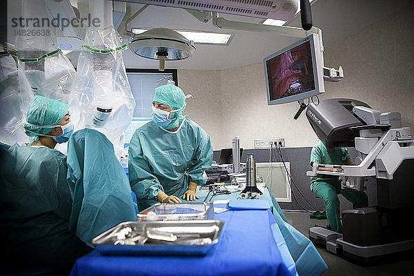 Reportage in einem Operationssaal während einer Hysterektomie mit dem da Vinci Roboter®.