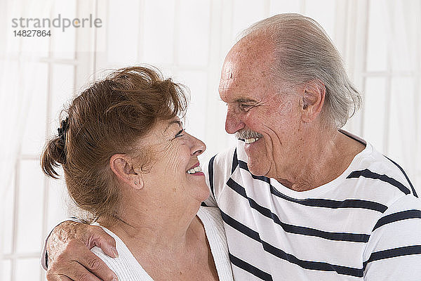 Älteres Paar  das sich liebevoll ansieht.