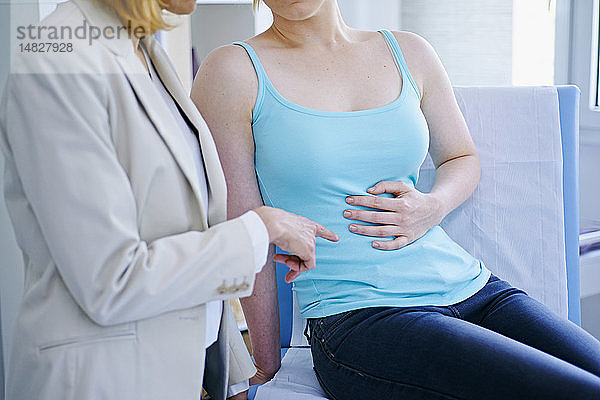 Weibliche Patientin mit Unterleibsschmerzen.