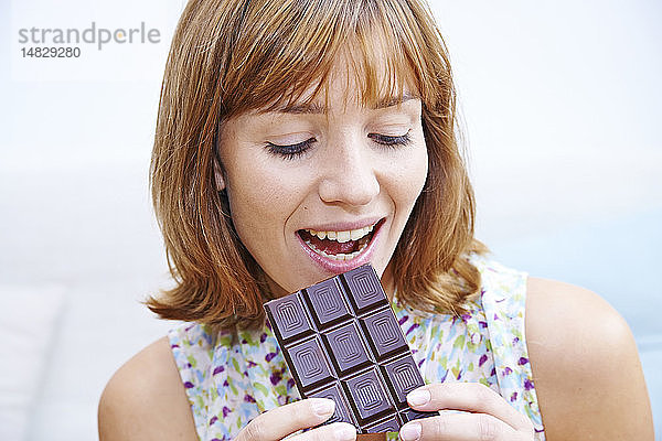 Frau isst Schokolade.