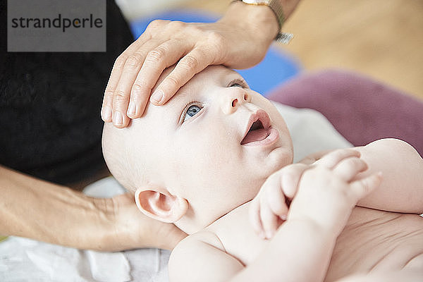 Reportage über eine Praxis für Physiotherapie und Osteopathie in Lyon  Frankreich. Osteopathiesitzung mit einem Baby zur Unterstützung der Verdauung und zur Wiederherstellung des Gleichgewichts des Skeletts  um Beschwerden zu lindern.