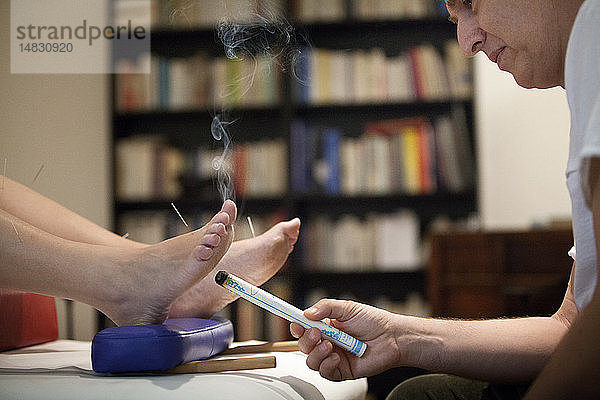 Reportage über einen Therapeuten  der sich auf die traditionelle chinesische Medizin spezialisiert hat. Die Therapeutin kombiniert die Vorteile der Nadeln mit Moxibustion. Durch die Stimulierung dieses Punktes unter dem Fuß kann ein sehr entspannter Zustand erreicht werden.