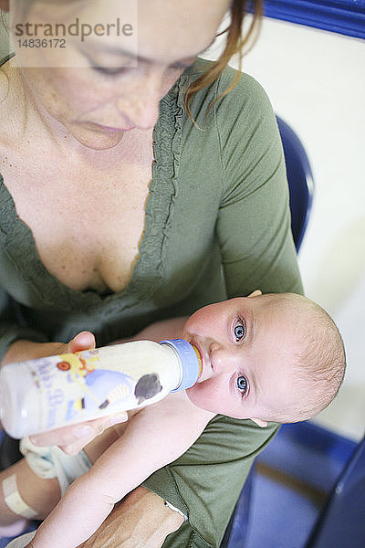 KLEINKIND TRINKT AUS BABYFLASCHE