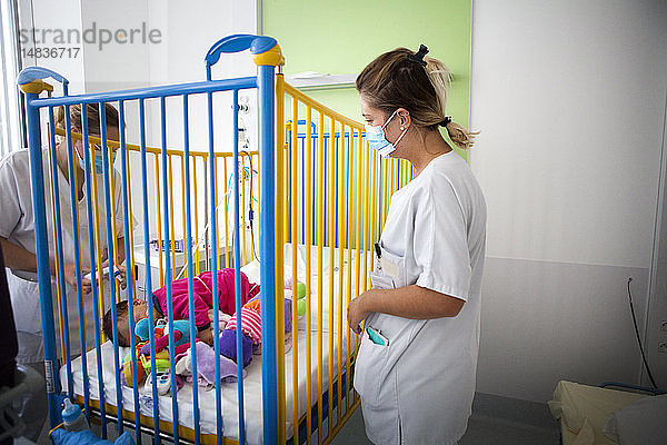 Reportage aus der Kinderabteilung eines Krankenhauses in Haute-Savoie  Frankreich. Zwei Krankenschwestern untersuchen ein hospitalisiertes Baby.