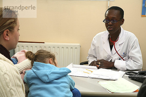 KIND IN DER KRANKENHAUSSPRECHSTUNDE