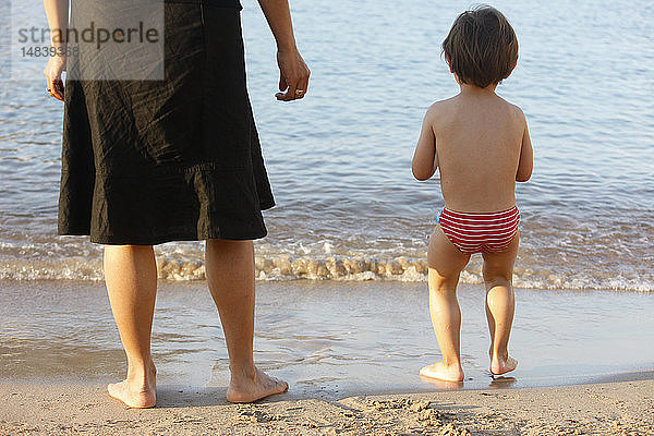 FRAU UND KIND AM MEER