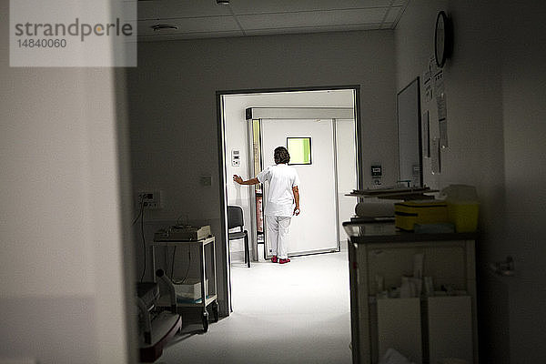 Reportage aus der pädiatrischen Notaufnahme eines Krankenhauses in Haute-Savoie  Frankreich. Eine Hilfsschwester.