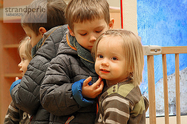 Reportage in einer Kindertagesstätte in Fay de Bretagne  Frankreich. Die Begrüßung der Kinder.