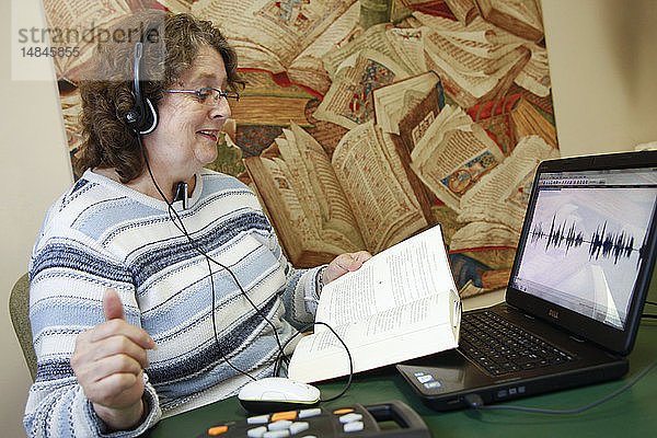 Danielle arbeitet als Freiwillige in einer Hörbücherei. Sie liest Hörbücher  die für sehbehinderte Menschen aufgenommen wurden.