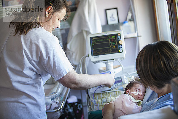 Reportage aus der Neonatologie der Stufe 2 in einem Krankenhaus in Haute-Savoie  Frankreich. Eine frischgebackene Mutter kümmert sich um ihr frühgeborenes Kind.