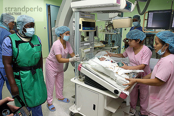 Das Herzinstitut bietet vietnamesischen Patienten  die an Herzkrankheiten leiden  eine hochwertige Versorgung. Katheterisierungslabor. Ein senegalesisches Ärzteteam ist für die Herzchirurgie ausgebildet.