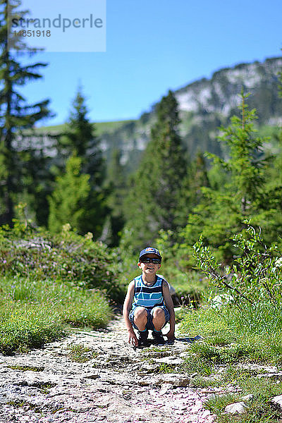 Französische Alpen. Kleiner Junge auf einem Weg.