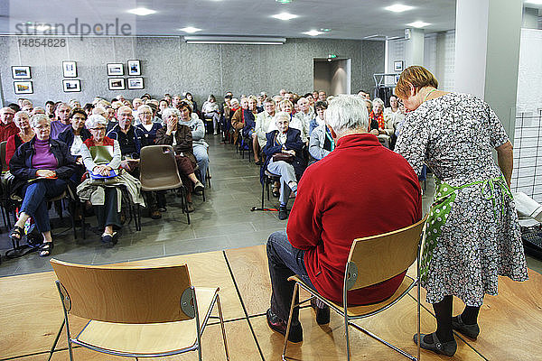 Theaterstück über die Alzheimer-Krankheit von der Theatergruppe Inattendu  organisiert von der Gemeinde Eure  Frankreich  für Patienten und pflegende Angehörige.