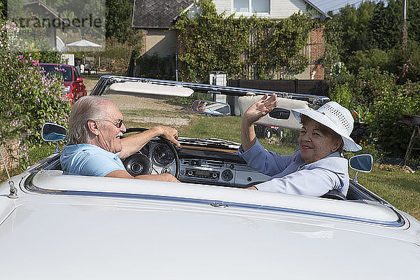 Älteres Paar in einem Auto.