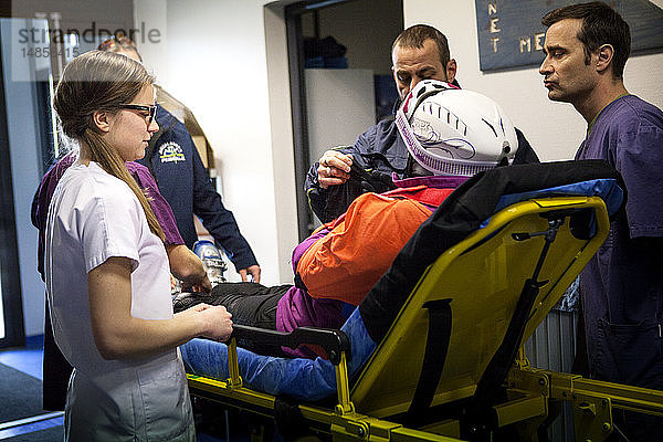 Reportage über einen Bergrettungsarzt  der in den beiden Skigebieten Carroz und de Flaine in Haute-Savoie  Frankreich  arbeitet. Er behandelt Skifahrer und Snowboarder  die sich auf den Pisten verletzt haben. Ein verletzter Patient wird nach einem Ski-Unfall vom medizinischen Team versorgt.