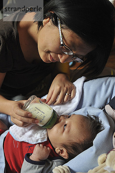 KLEINKIND TRINKT AUS BABYFLASCHE