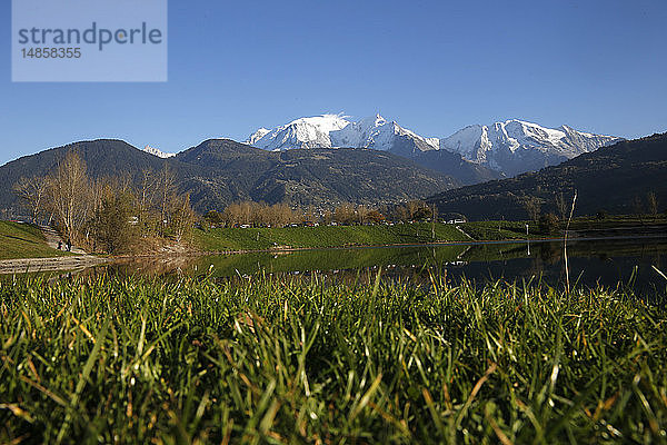 Französische Alpen. Der Passy-See. Das Mont-Blanc-Massiv.