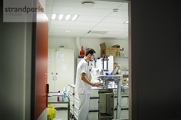 Reportage in der pädiatrischen Notaufnahme eines Krankenhauses in Haute-Savoie  Frankreich. Eine Krankenschwester prüft  wie viele Patienten auf eine Behandlung warten.
