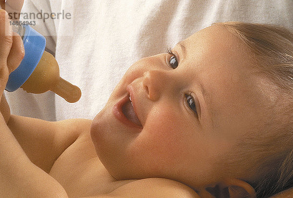 KLEINKIND TRINKT AUS BABYFLASCHE