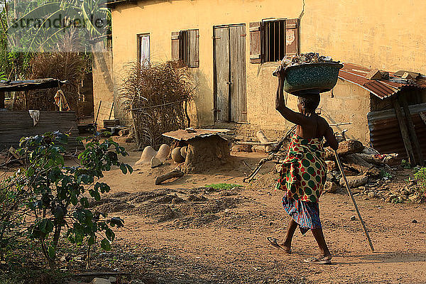Afrikanische Frau. Transport auf dem Kopf.