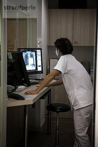 Reportage in einem Radiologiezentrum in Haute-Savoie  Frankreich. Ein Techniker.