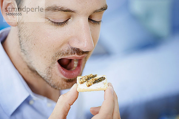 Mensch isst Insekt