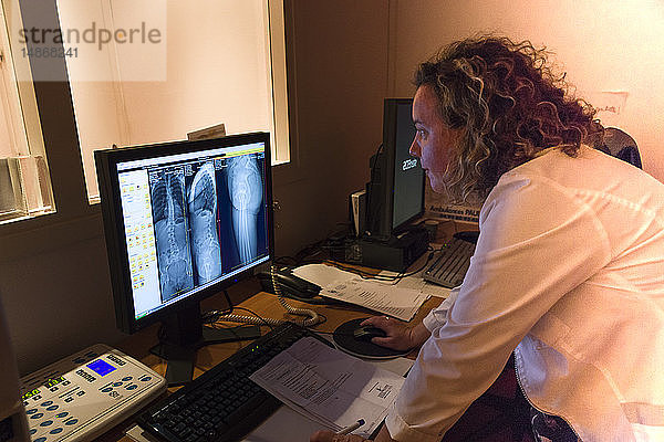 Reportage über das Gesundheitszentrum Rossetti in Nizza  Frankreich. Dieses Rehabilitationszentrum ist ein Kompetenzzentrum mit Spitzentechnologie. Das strahlungsarme EOS-Radiologiesystem: Es ermöglicht die gleichzeitige Erstellung von Frontal- und Profilbildern von Kopf bis Fuß am stehenden Patienten und die 3D-Rekonstruktion aller osteoartikulären Bereiche mit einer erheblichen Reduzierung der Röntgenstrahlenbelastung. Ein Sportpatient mit einer Knieverletzung und Gelenkrheumatismus. Es wird auch eine schwere Skoliose festgestellt.