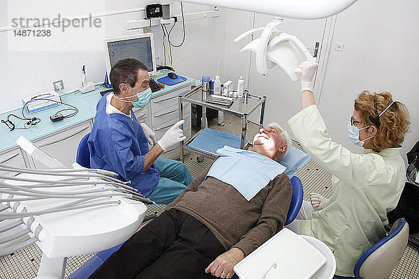Ältere Person beim Zahnarzt.