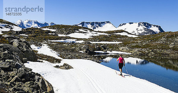 Frau beim Skilanglauf in den Bergen