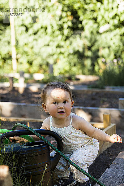Kleines Mädchen im Garten