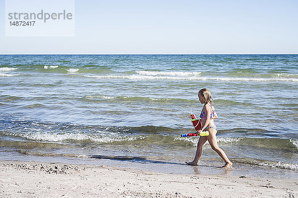 Mädchen läuft am Strand