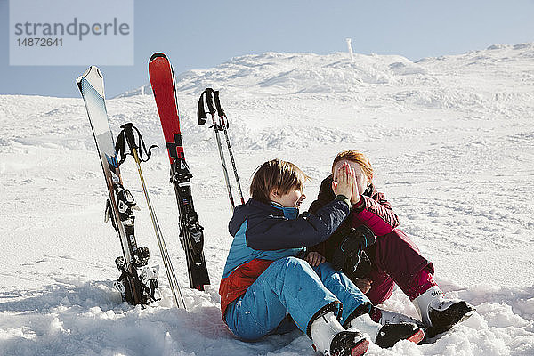 Kinder beim Skifahren in den Bergen