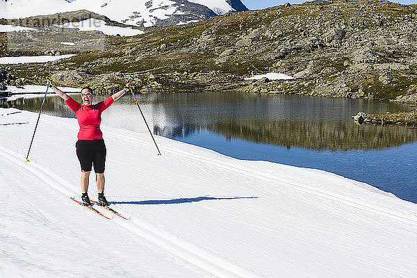 Frau beim Skilanglauf in den Bergen