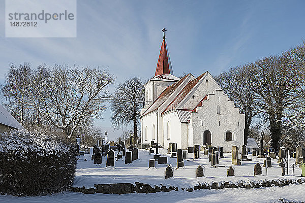 Kirche und Friedhof im Winter