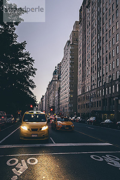 Taxis auf der Straße in der Abenddämmerung