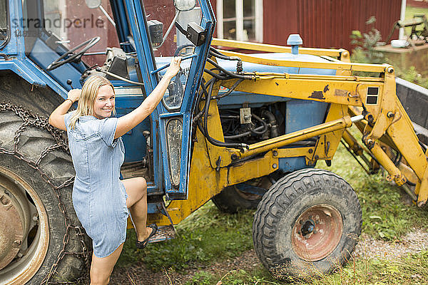 Frau betritt Traktor