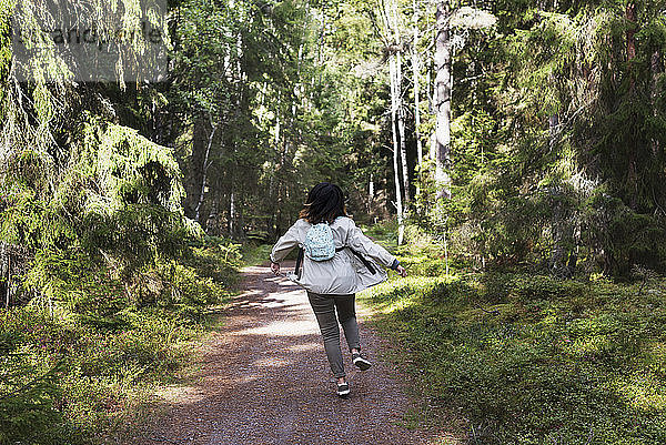 Teenager-Mädchen beim Wandern im Wald